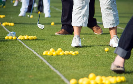 Practice couvert 10 postes au Golf de Caden, praticable toute l’année dans le Morbihan