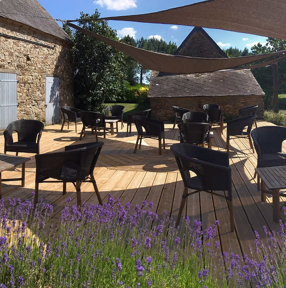 Terrasse extérieure du Club House, idéale après une partie dans le sud Morbihan
